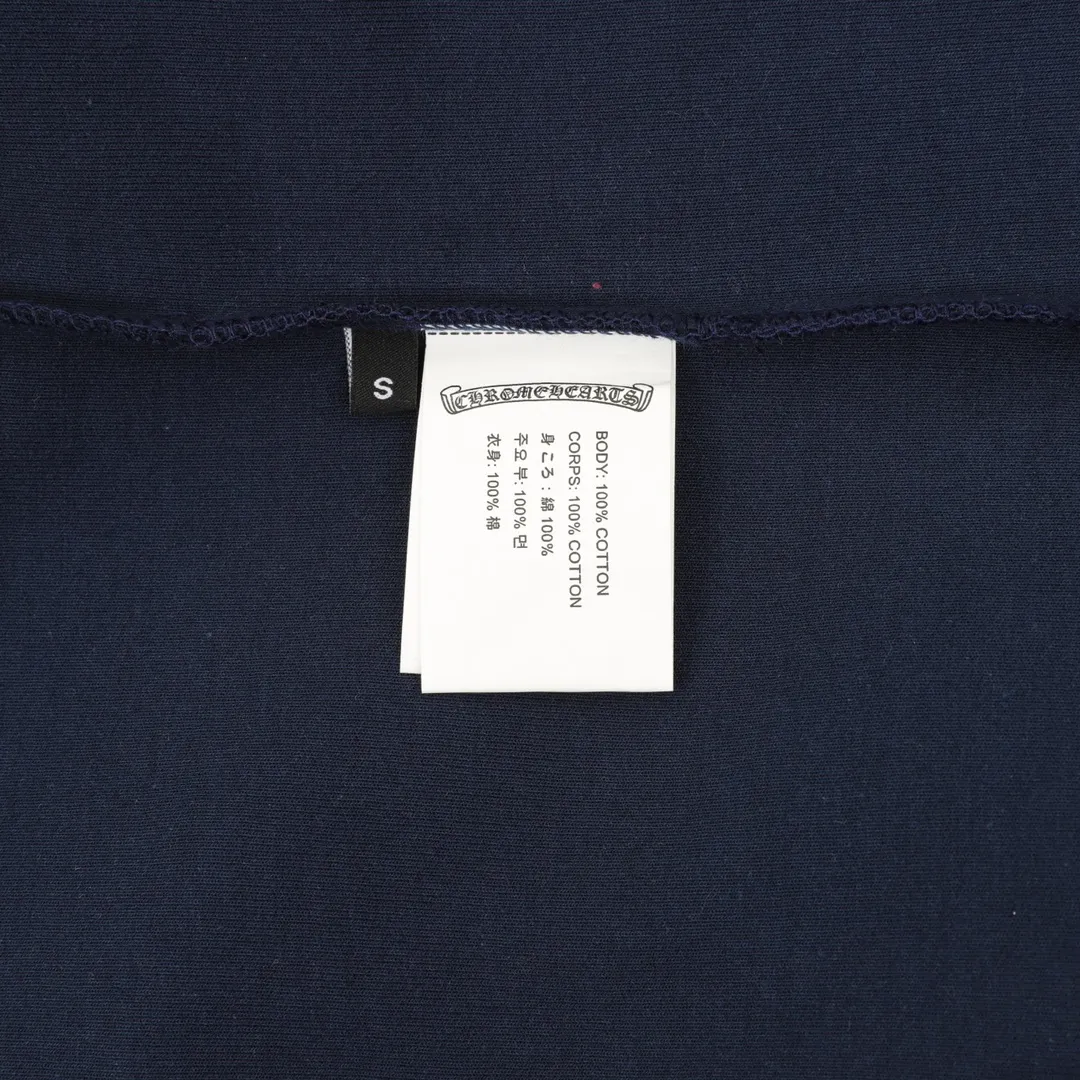🅿️380 CH/Cro Heart Horseshoe embroidered lapel long-sleeved polo shirt made of customized fabrics. DuPont Sorona material is added, which is skin-friendly, long-lasting antibacterial, anti-mite, and more washable. The cotton thread has been repeatedly processed to remove inferior coarse fibers and impurities, leaving only high-quality cotton fibers, making the fabric more advanced and classy. Environmentally friendly polishing enzyme technology gives the fabric a clean appearance and clear texture. Simple and exquisite! Full of sense of ceremony! Simple and luxurious, full of design! It gives people a simple but not boring feeling, creating a low-key and unique personalized fashion! Fine workmanship, compare with the counters! A highly recognizable long-sleeved style with great upper body effect!!! Super versatile! Same style for men and women. Size：S-L